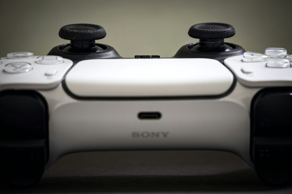 PlayStation 5 DualSense controller close-up, representing GTA 6 release on PS5 and Xbox Series X/S