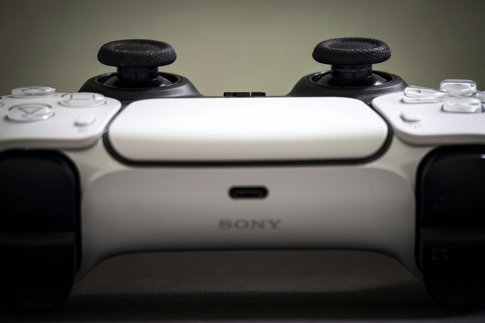 PlayStation 5 DualSense controller close-up, representing GTA 6 release on PS5 and Xbox Series X/S