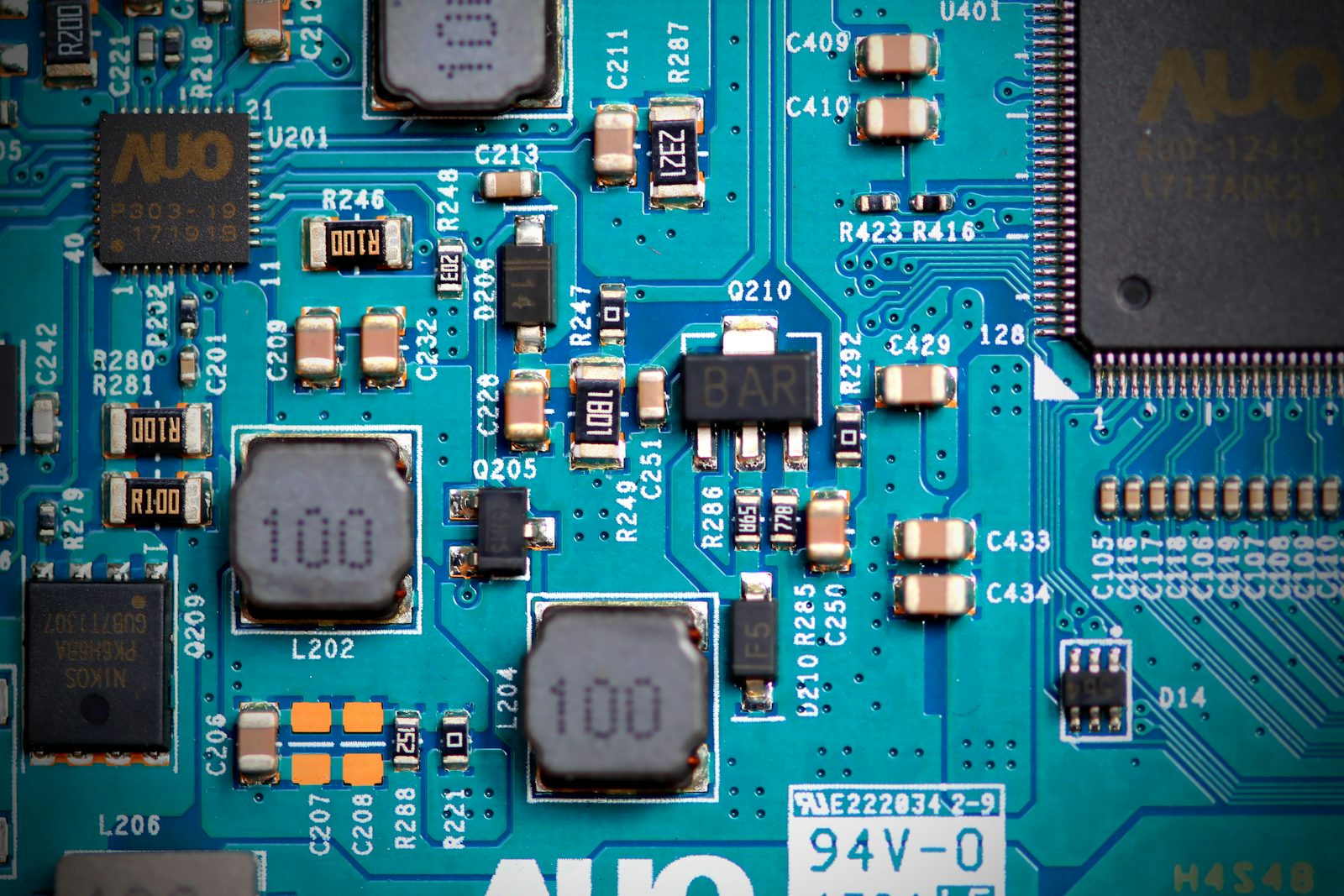 Close-up of a circuit board representing the new Snapdragon 4 Gen 5 chipset debuting in the POCO M8x 5G