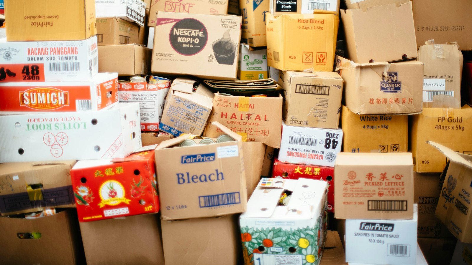 Many cardboard shipping boxes, illustrating how to find the best Prime Big Deal Days deals and avoid fake discounts